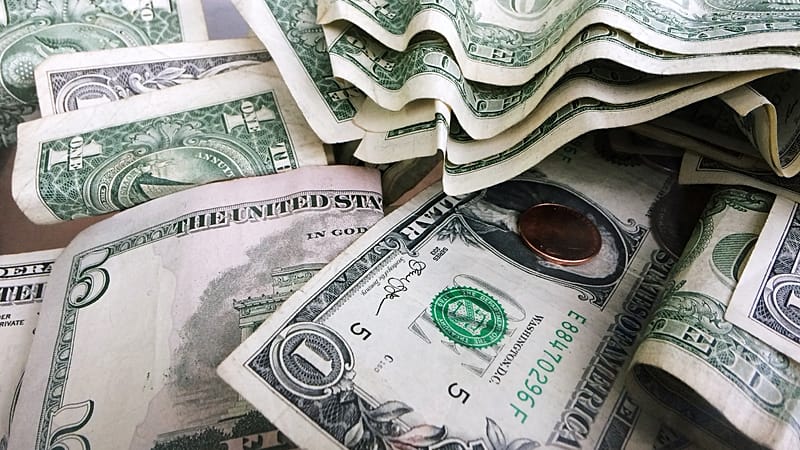 العراق وواشنطن يتوصلان إلى تفاهم لاستمرار شحنات الدولار.. ودفعة جديدة خلال الأيام المقبلة 