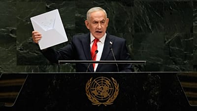 استارلینک در دست نتانیاهو هنگام سخنرانی‌اش در مجمع عمومی سازمان ملل