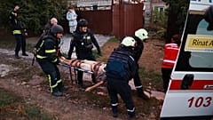 Mentők viszik egy nő holttestét, aki egy orosz légicsapásban halt meg az ukrajnai Zaporizzsja lakónegyedében 2026. szeptember 26-án