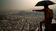 Τουρίστας με ομπρέλα στο Λυκαβηττό μετά από ξαφνική νεροποντή - φώτο αρχείου