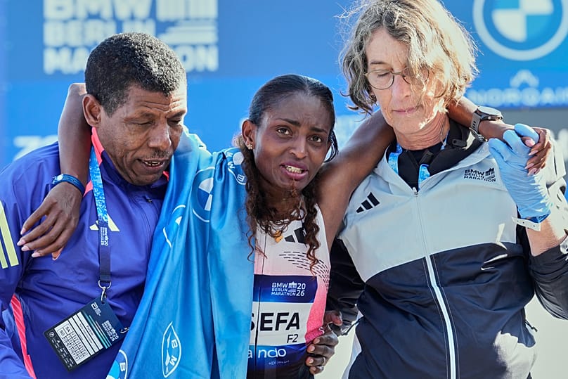 Tigst Assefa perdió el récord del mundo por una dolencia durante la carrera, Berlín, 26 de septiembre de 2026
