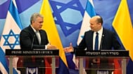 Naftali Bennett akkori izraeli miniszterelnök (jobbra) kezet fog Ivan Duque kolumbiai elnökkel jeruzsálemi irodájában tartott találkozójukon 2021. november 8-án