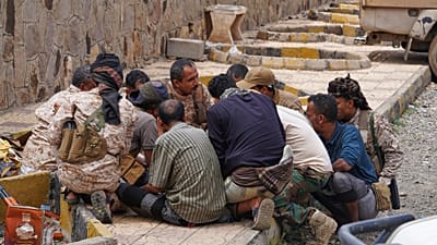 جنود يمنيون يتناولون الطعام في موقع عسكري في الكدحة بمحافظة تعز