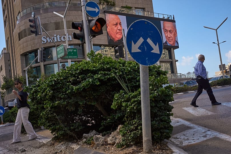 إعلان انتخابي يظهر رئيس الوزراء الإسرائيلي بنيامين نتنياهو ومنافسه غادي آيزنكوت، 23 أيلول 2026.