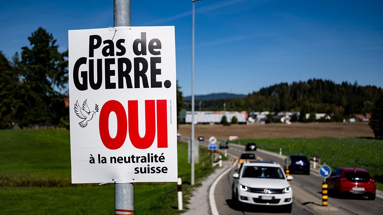 Poster für die Neutralitätsinitiative in der Schweiz, die an diesem Sonntag gescheitert ist