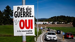 Poster für die Neutralitätsinitiative in der Schweiz, die an diesem Sonntag gescheitert ist