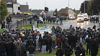 Des manifestants bloquent la route de Garvaghy avant le défilé du Portadown District Loyal Orange Lodge (LOL) n° 1, premier cortège depuis près de 30 ans