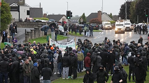Des manifestants bloquent la route de Garvaghy avant le défilé du Portadown District Loyal Orange Lodge (LOL) n° 1, premier cortège depuis près de 30 ans