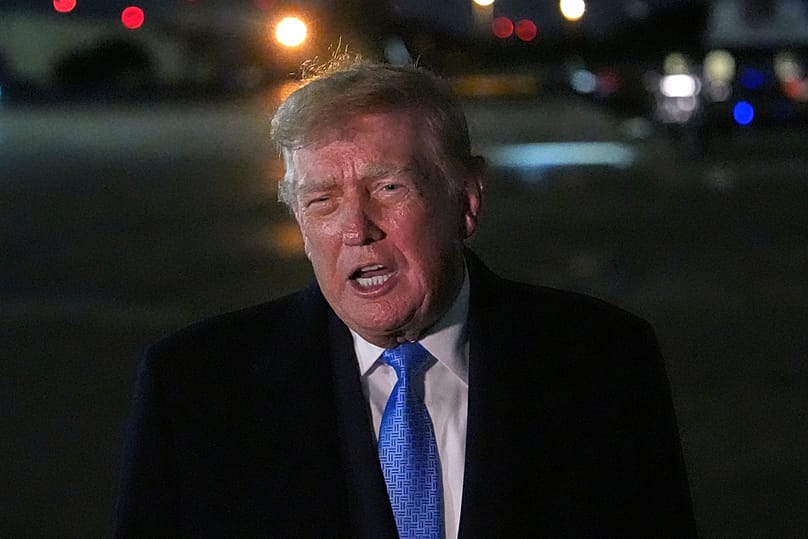 Le président américain Donald Trump parle aux journalistes à son arrivée, dimanche 27 septembre 2026, à Joint Base Andrews, dans le Maryland