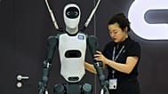 Deutschlands Zukunft bei humanoiden Robotern liegt möglicherweise im Detail - denn Gelenke und Motoren für Kleinstteile, darin sind deutsche Automobilzulieferer Spitzenklasse.