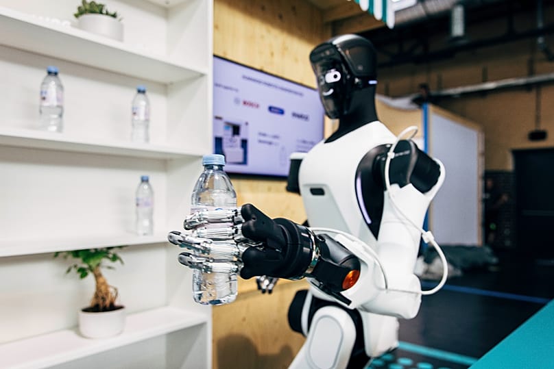 Bosch hat für die Bosch Connected World 2026 gemeinsam mit Schunk eine Roboterhand auf einem humanoiden Robotersystem integriert.