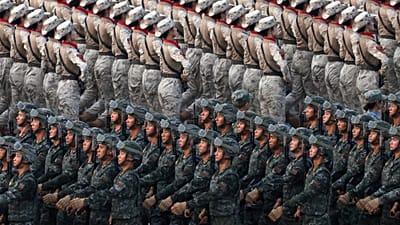 Soldaten nehmen in Peking an einer Parade zum Gedenken an den 80. Jahrestag des Endes des Zweiten Weltkriegs teil, am dritten September 2025.