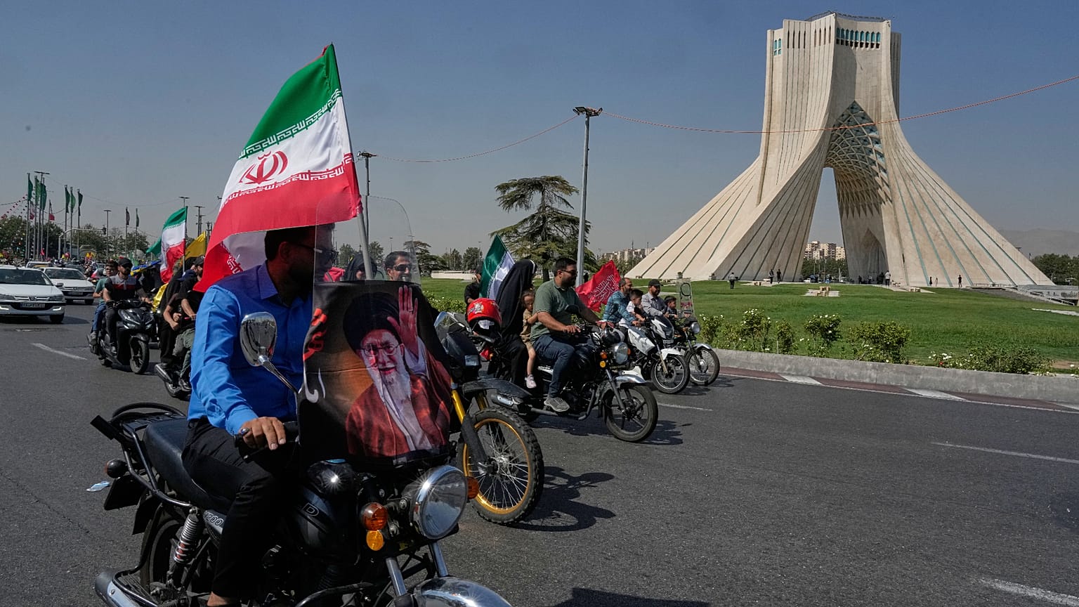 سائقو دراجات نارية يحملون صورة المرشد الإيراني الراحل علي خامنئي وأعلام إيران خلال مسيرة "جانفادا" في طهران، 25 سبتمبر/أيلول 2026. 