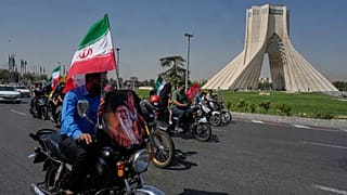 سائقو دراجات نارية يحملون صورة المرشد الإيراني الراحل علي خامنئي وأعلام إيران خلال مسيرة "جانفادا" في طهران، 25 سبتمبر/أيلول 2026. 