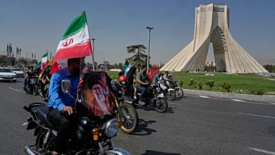 سائقو دراجات نارية يحملون صورة المرشد الإيراني الراحل علي خامنئي وأعلام إيران خلال مسيرة "جانفادا" في طهران، 25 سبتمبر/أيلول 2026. 