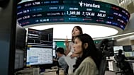 أرشيف - متعاملون بالعملات يراقبون الشاشات في غرفة تداول العملات الأجنبية في مقر بنك "هانا" في سيول، كوريا الجنوبية، الأربعاء 23 أيلول 2026.