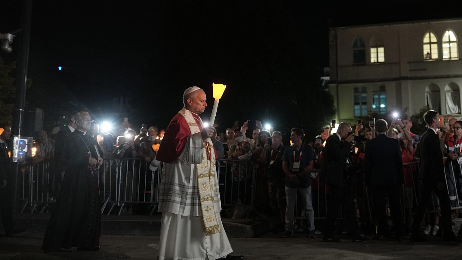 Papst Leo XIV hält während eines Rosenkranzgebets und einer Lichterprozession im Heiligtum Unserer Lieben Frau von Lourdes eine Kerze.