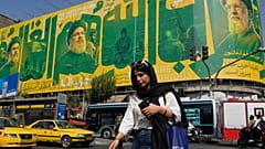 لوحة إعلانية تحمل صور المرشد الأعلى الإيراني الراحل علي خامنئي، والأمين العام الراحل لحزب الله حسن نصرالله، طهران، إيران، الأحد 27 أيلول/سبتمبر 2026. 