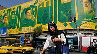 لوحة إعلانية تحمل صور المرشد الأعلى الإيراني الراحل علي خامنئي، والأمين العام الراحل لحزب الله حسن نصرالله، طهران، إيران، الأحد 27 أيلول/سبتمبر 2026. 