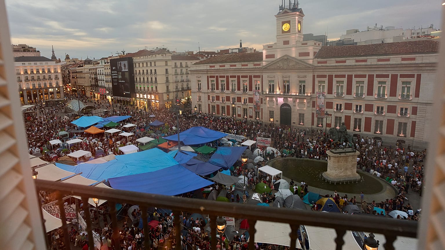 Varios manifestantes acampan en la Puerta del Sol de Madrid este domingo 27 de septiembre de 2026, tras el deshaucio el miércoles pasado de la anciana Maricarmen, de 87 años.