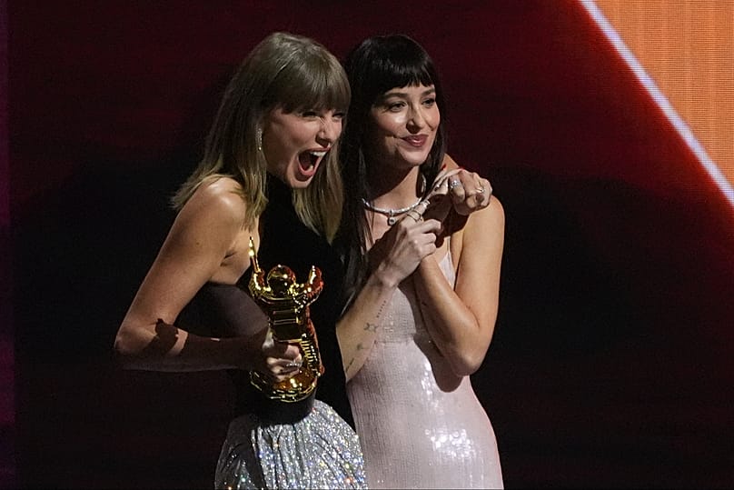 Taylor Swift y la actriz Dakota Johnson recogen el galardón MTV VMA Artist Director Honor en los MTV Video Music Awards, 27 de septiembre de 2026