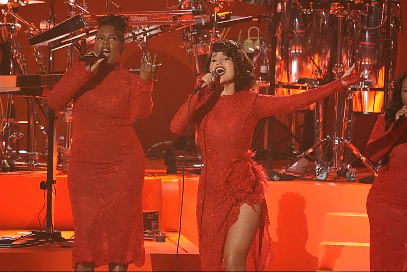 La cantante británica RAYE, en el centro, interpreta 'Where is my husband!' en los MTV Video Music Awards, domingo 27 de septiembre, Los Ángeles.