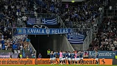Griechische Nationalspieler jubeln vor ihren Fans in Augsburg.
