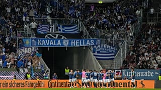 Οι Έλληνες διεθνείς πανηγυρίζουν μπροστά στους Έλληνες φιλάθλους στο Άουγκσμπουργκ