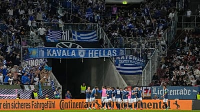 Griechische Nationalspieler jubeln vor ihren Fans in Augsburg.