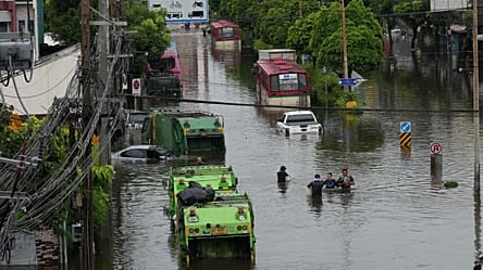 À Bangkok, les rues se transforment en canaux après des jours de fortes pluies