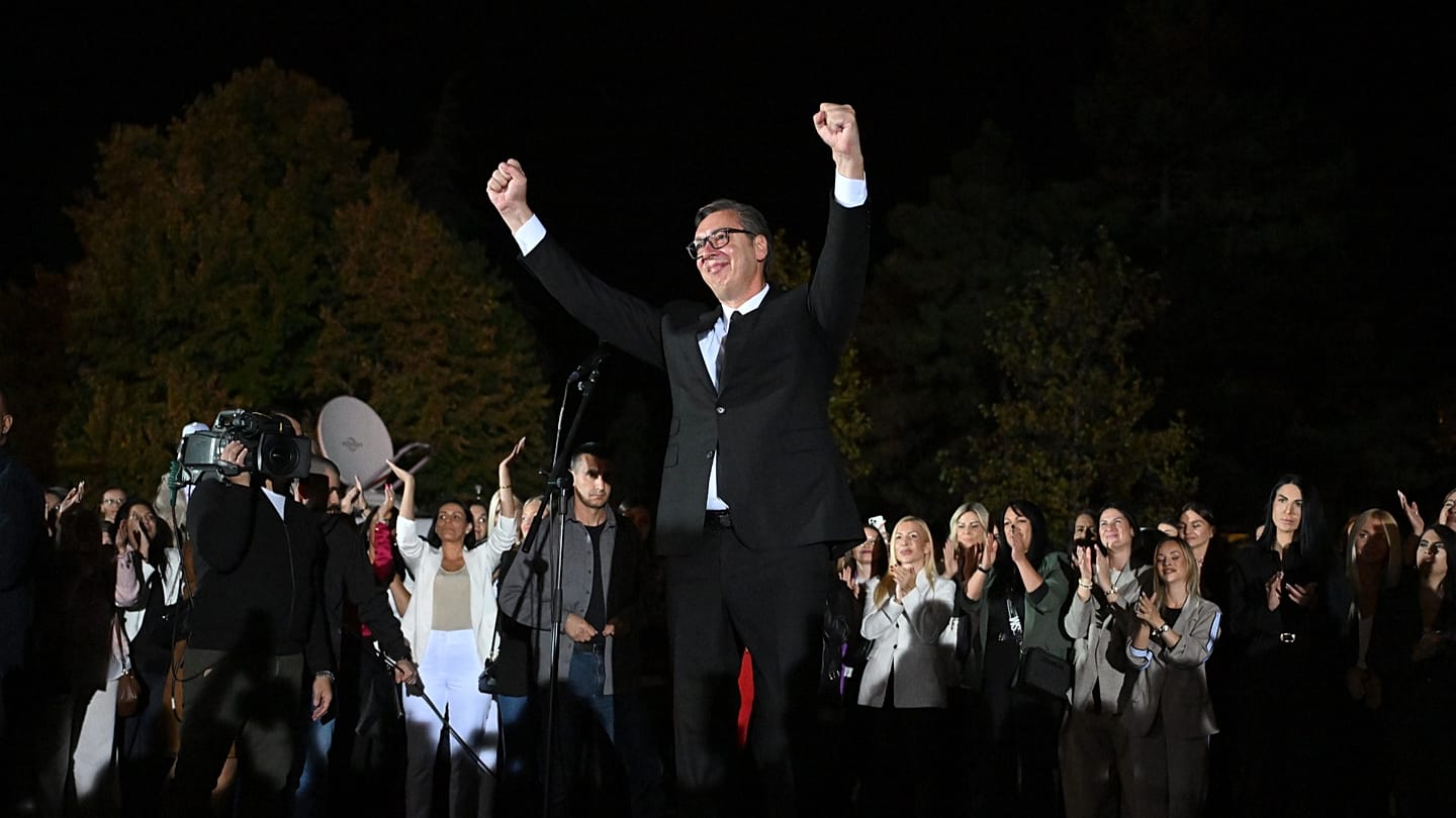 Vučić podneo ostavku na mesto predsednika Srbije da bi se kandidovao za premijera na vanrednim izborima