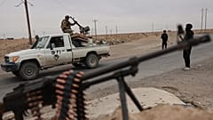 صورة تعبيرية- عناصر من قوى الأمن الداخلي السورية يتولون الحراسة في حقل العمر النفطي بمحافظة دير الزور