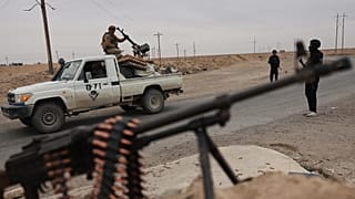 صورة تعبيرية- عناصر من قوى الأمن الداخلي السورية يتولون الحراسة في حقل العمر النفطي بمحافظة دير الزور