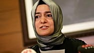 ARCHIVIO - Fatma Betul Sayan Kaya, ministra turca per la Famiglia, parla con i giornalisti all'aeroporto Ataturk a Istanbul il 12 marzo 2017.