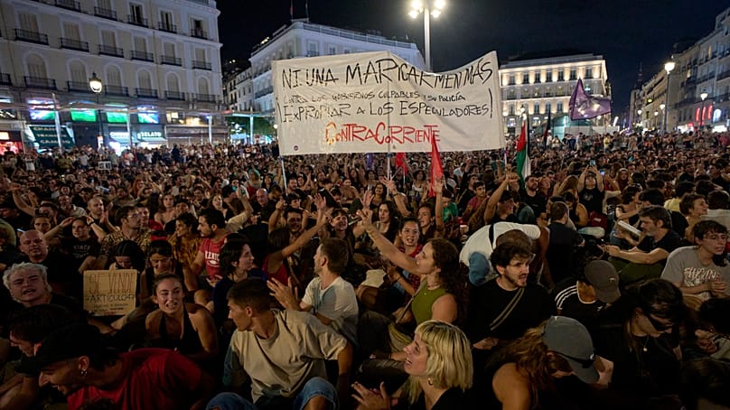 Personas protestan tras el desahucio de Maricarmen para exigir leyes más estrictas que protejan a los inquilinos en Madrid, España, el 26 de septiembre de 2026.