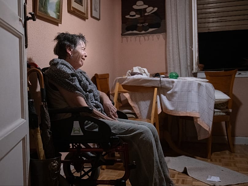 Maricarmen espera en casa la llegada de la policía antes de ser desalojada de su vivienda en Madrid, España, el 23 de septiembre de 2026. 