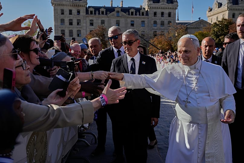 Le pape Léon XIV salue la foule à son arrivée pour une messe à la cathédrale Saint-Étienne, lundi 28 septembre 2026, à Metz, en France.