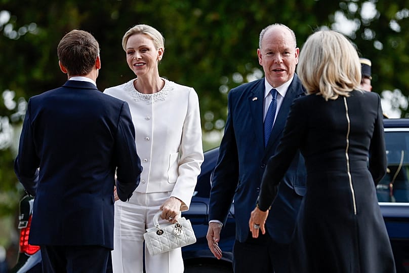 Le couple présidentiel accueil le prince Albert II et la princesse Charlène de Monaco.