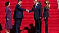 Архивный снимок: президент США Дональд Трамп пожимает руку председателю КНР Си Цзиньпину по прибытии в музей Национального архива в Вашингтоне, 25 сентября 2026 года