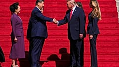 FILE. US President Donald Trump shakes the hand of China's President Xi Jinping as they arrive at the National Archives Museum in Washington, 25 Sept. 2026