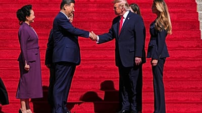 ARCHIV: US-Präsident Donald Trump schüttelt Chinas Staatspräsident Xi Jinping im Nationalarchiv-Museum in Washington die Hand, am 25. September 2026