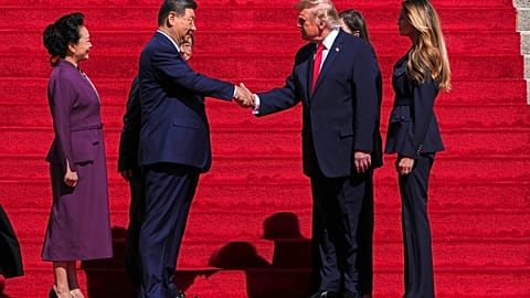 FILE. US President Donald Trump shakes the hand of China's President Xi Jinping as they arrive at the National Archives Museum in Washington, 25 Sept. 2026
