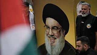 مؤيدون فلسطينيون لحزب الله يحملون صورة حسن نصرالله قرب ضريحه في بيروت، 26 سبتمبر/أيلول 2026. 