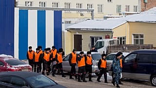 ΑΡΧΕΙΟ: Κρατούμενοι υπό συνοδεία βγαίνουν από τη φυλακή για να εργαστούν σε σωφρονιστική αποικία στο Κρασνογιάρσκ, 20 Δεκεμβρίου 2013
