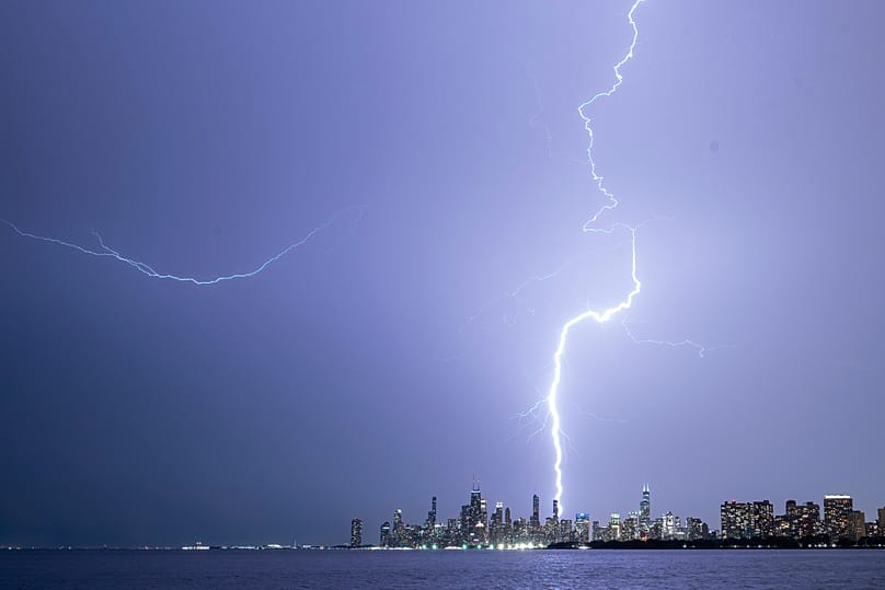 Relâmpagos após a passagem de uma forte tempestade sobre Chicago, 27 de agosto de 2024
