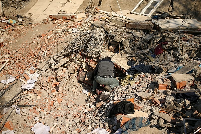 Beim Beben in der Türkei und in Syrien sind 57.000 Menschen ums Leben gekommen, Gebäude stürzten ein.
