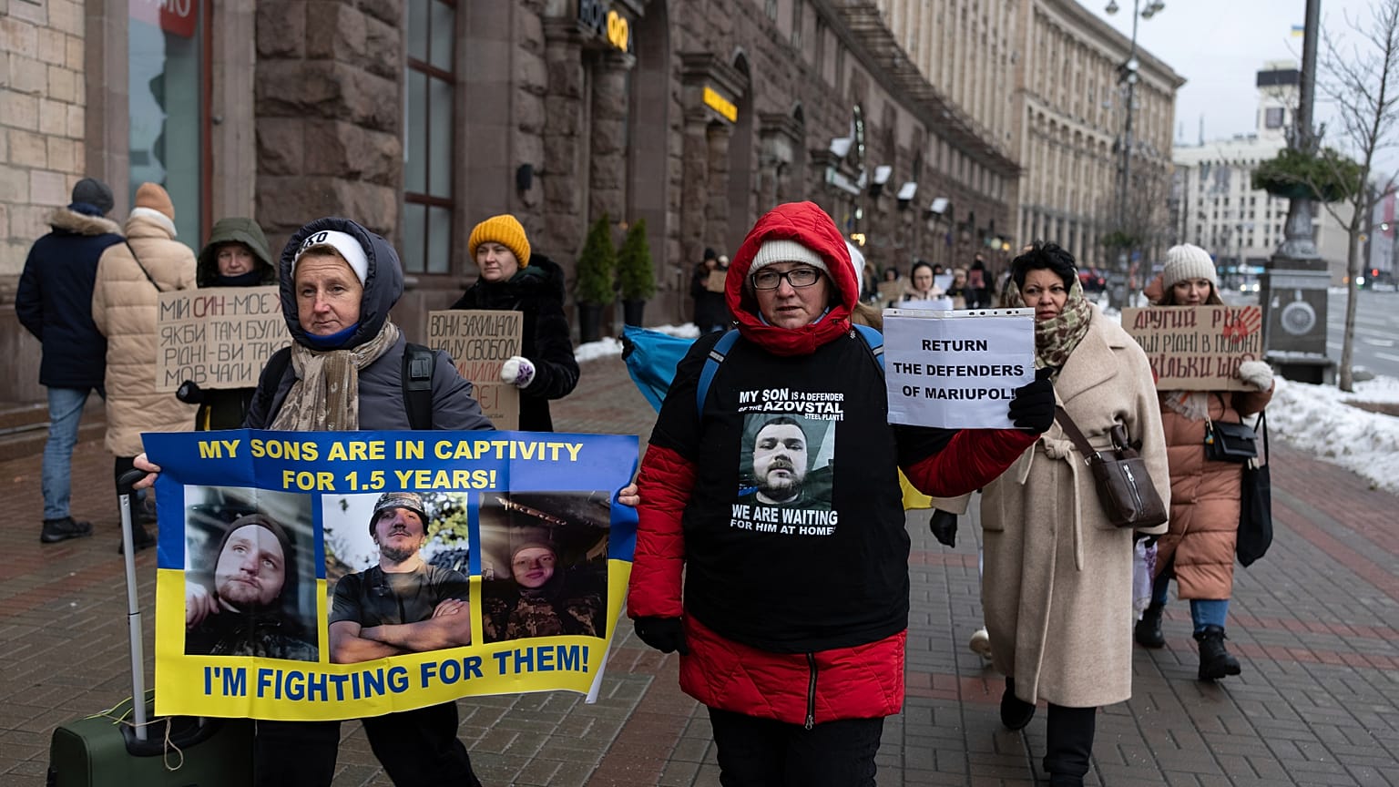 Украинцы с плакатами и фотографиями военнослужащих, находящихся в плену, во время демонстрации в Киеве, Украина, 3 декабря 2023 года.