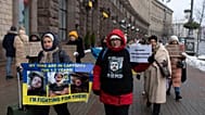 Ukrainer mit Plakaten und Fotos von in Gefangenschaft geratenen Soldaten bei einer Demonstration in Kyjiw, Ukraine, am dritten Dezember 2023.