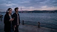 Genç bir kız ve erkek müzik dinliyor.