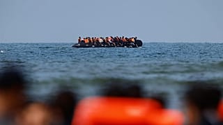 Nahe Hardelot an der Kanalküste im Norden Frankreichs versucht eine Gruppe Migranten am Mittwoch, 23. September 2026, mit einem Schlauchboot den Ärmelkanal zu überqueren.